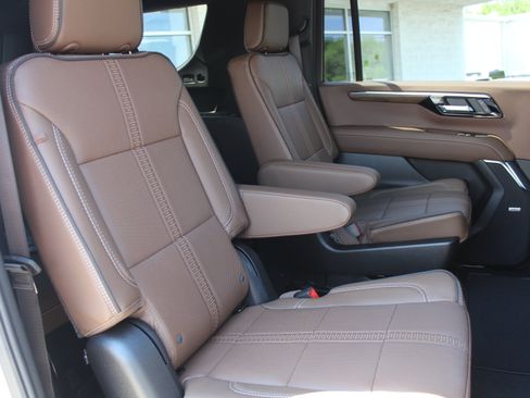 New 2026 Chevrolet Suburban High Country w/ LPO, Illumination Package AWD/4WD image 17