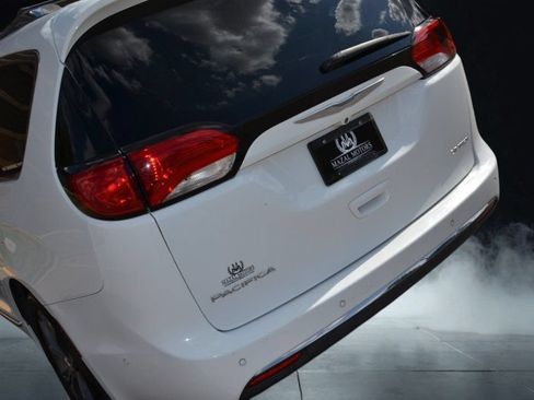 Used 2017 Chrysler Pacifica Limited FWD image 11