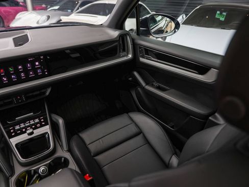 Certified 2025 Porsche Cayenne AWD/4WD image 33