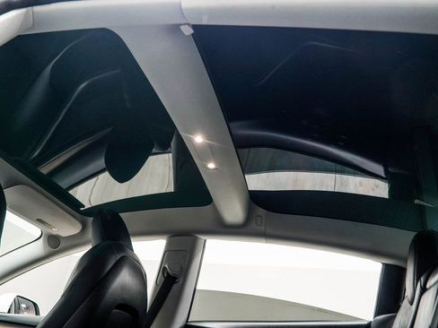 Used 2021 Tesla Model 3 Performance image 31