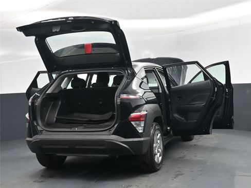 Certified 2026 Hyundai Kona SE image 31