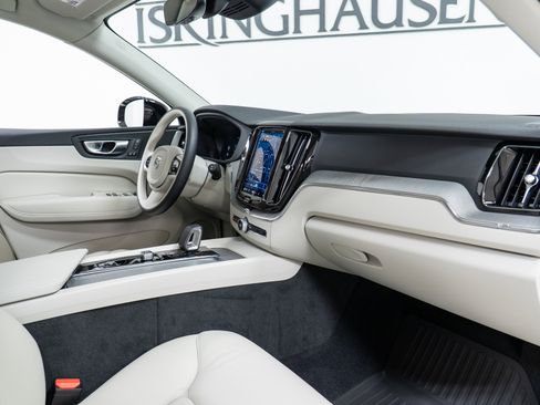 Certified 2025 Volvo XC60 B5 Plus w/ Protection Package Premier image 21