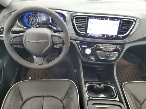 Used 2025 Chrysler Pacifica Limited FWD image 16