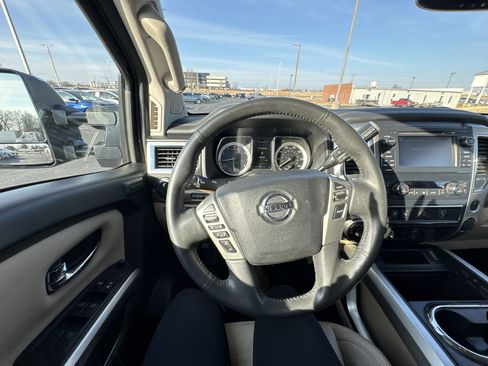 Used 2018 Nissan Titan SL w/ Chrome Package image 14
