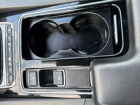 Used 2020 Jaguar F-PACE Premium image 19