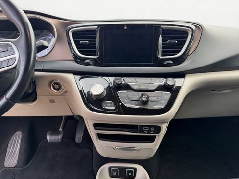 Used 2017 Chrysler Pacifica Touring-L w/ Tire & Wheel Group FWD image 11