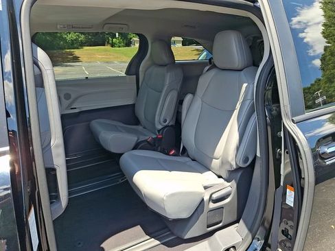 Used 2024 Toyota Sienna XLE FWD image 10