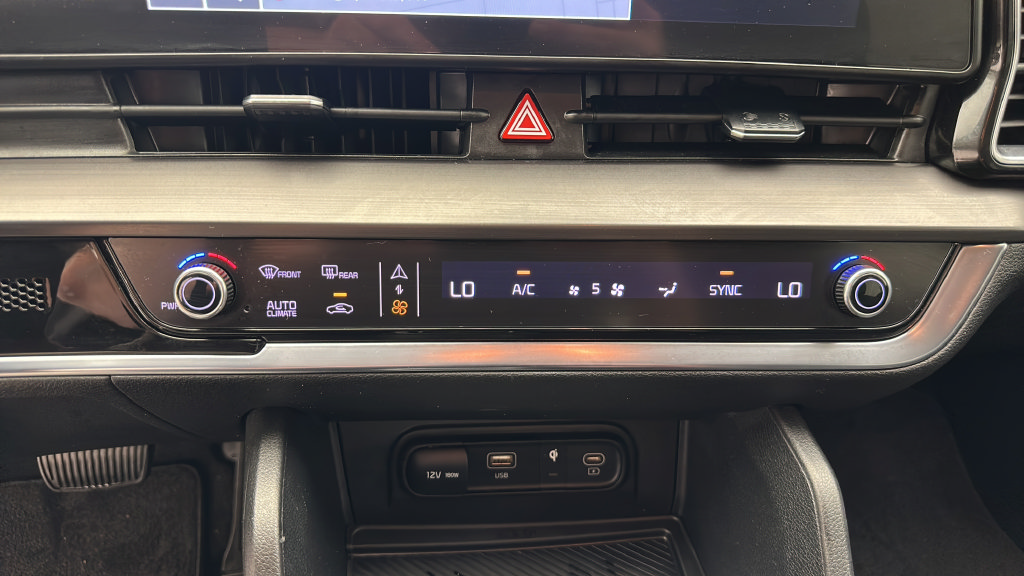 Used 2024 Kia Sportage EX AWD/4WD image 17