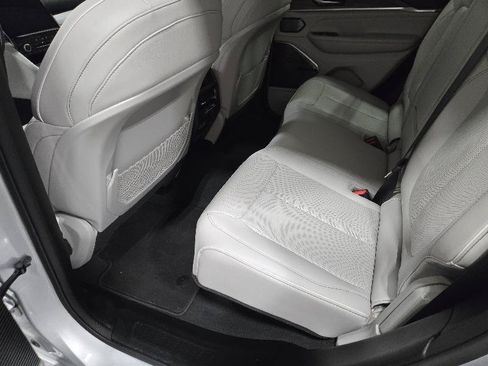 Used 2023 Jeep Grand Cherokee Overland AWD/4WD image 12