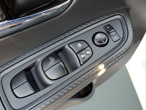 Used 2025 Nissan Versa SV FWD image 11