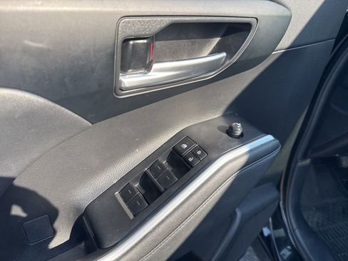 Used 2023 Toyota Highlander XLE AWD/4WD image 18