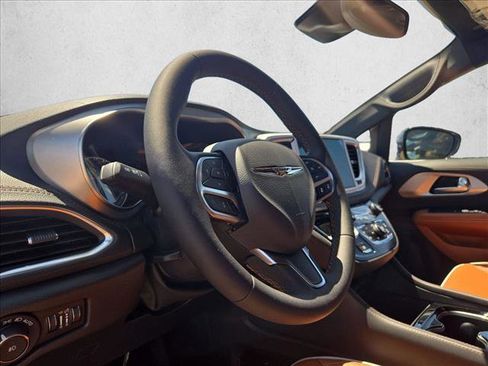 New 2026 Chrysler Pacifica Pinnacle image 3