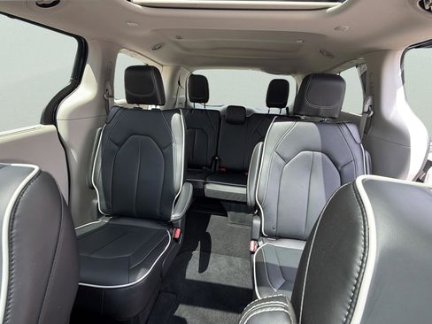 Used 2024 Chrysler Pacifica Limited FWD image 14
