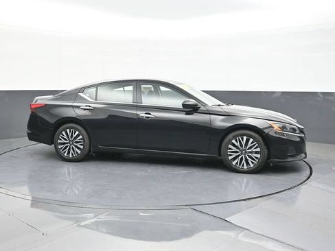 Used 2025 Nissan Altima 2.5 SV FWD image 17