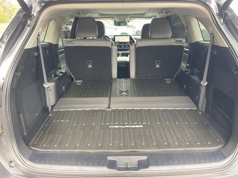 Used 2023 Toyota Highlander Platinum image 16