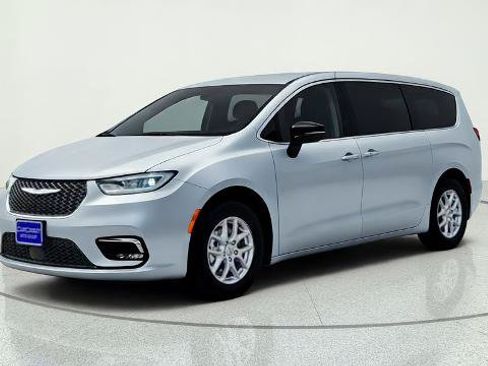 Used 2024 Chrysler Pacifica Touring-L FWD image 3