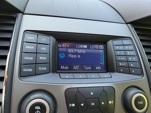 Used 2014 Ford Taurus SEL image 23