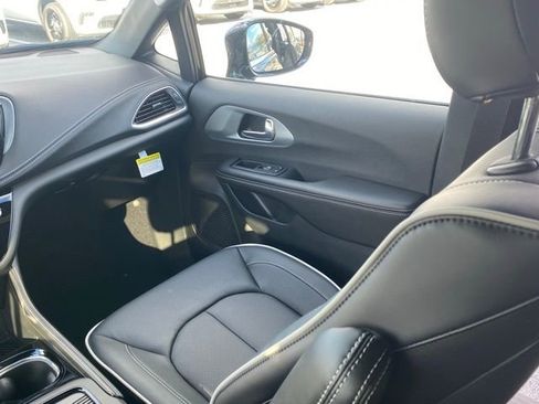 New 2026 Chrysler Pacifica Limited w/ Uconnect Theater Family Group image 39