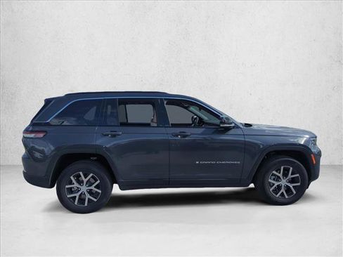 Used 2025 Jeep Grand Cherokee Limited image 4