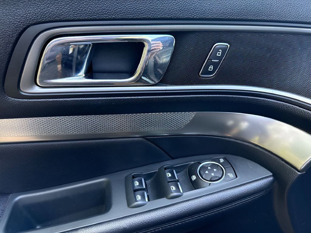 Used 2019 Ford Explorer XLT w/ Equipment Group 202A AWD/4WD image 14