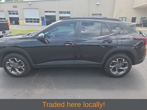 Used 2025 Chevrolet Trax LT FWD image 3