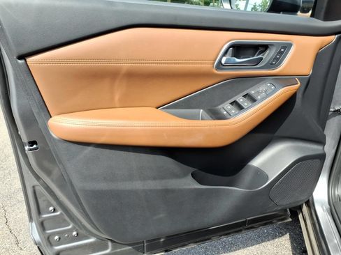 Used 2025 Nissan Rogue Platinum AWD/4WD image 16