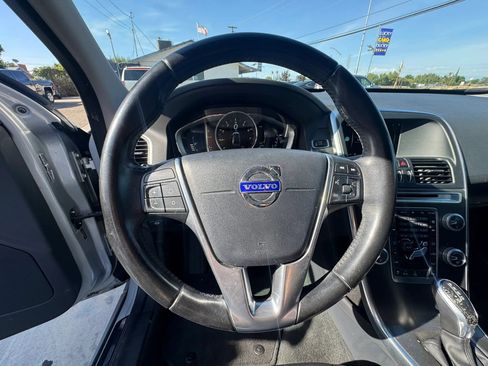 Used 2016 Volvo XC60 T5 Premier w/ Proximity Package FWD image 12