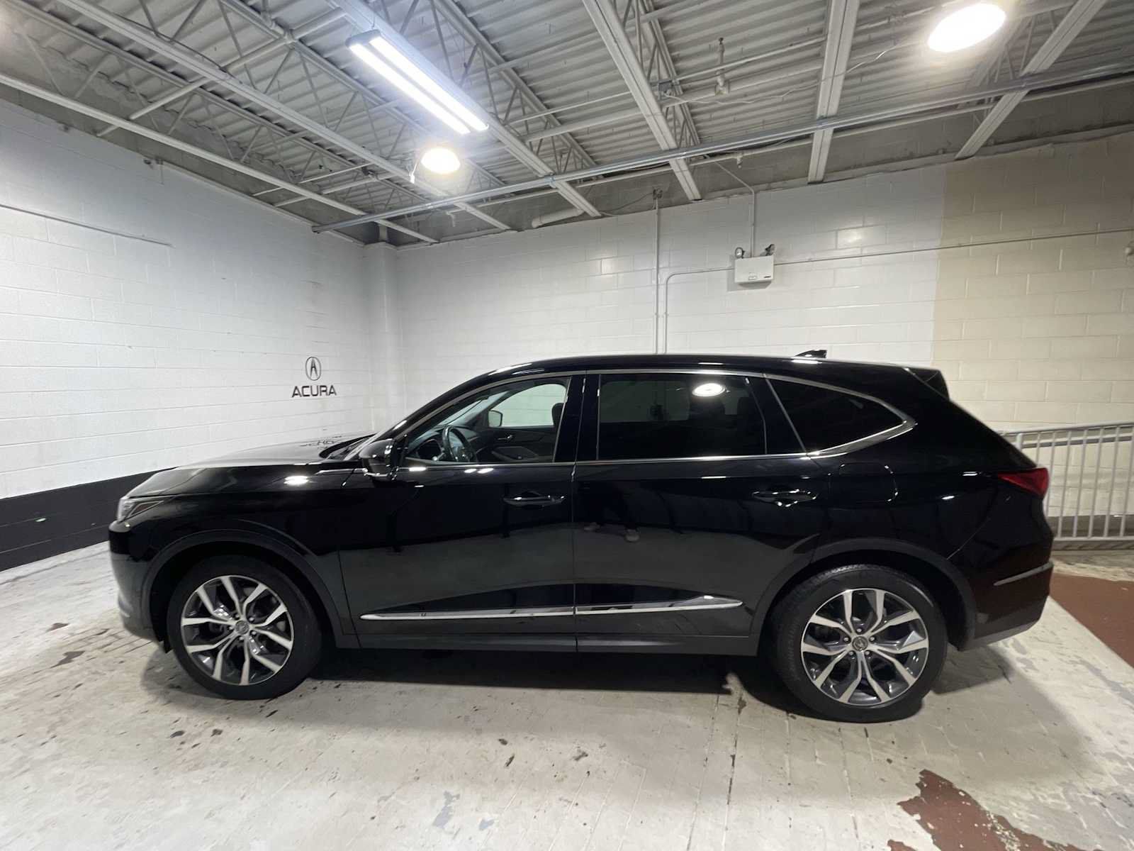 Used 2024 Acura MDX w/ Technology Package AWD/4WD image 3