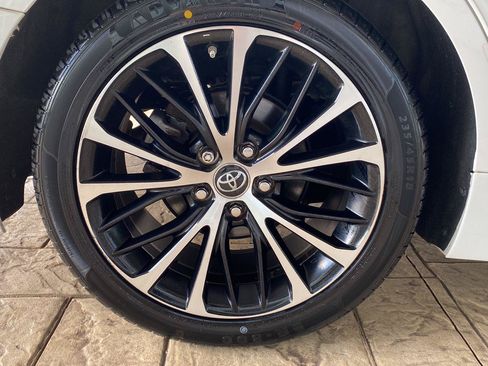 Used 2019 Toyota Camry SE w/ Convenience Package FWD image 11