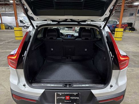 Used 2023 Volvo XC40 B5 Plus image 11