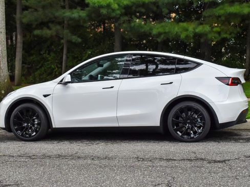 Used 2021 Tesla Model Y 2WD image 4
