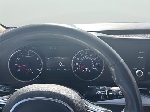 Used 2024 Kia Carnival LX image 18