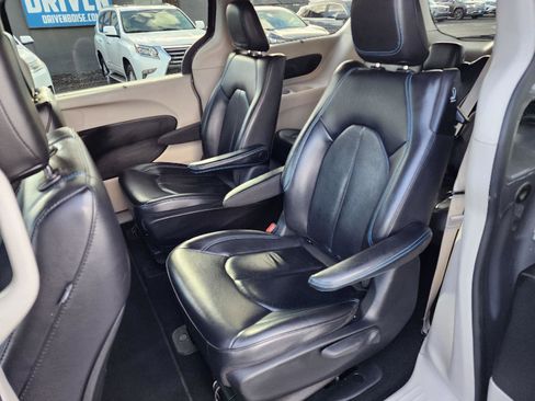 Used 2021 Chrysler Pacifica Touring-L image 9