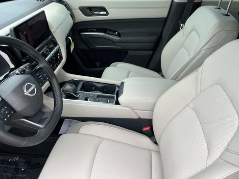 New 2026 Nissan Pathfinder SL FWD image 17