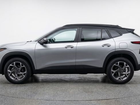 Used 2025 Chevrolet Trax LT FWD image 5