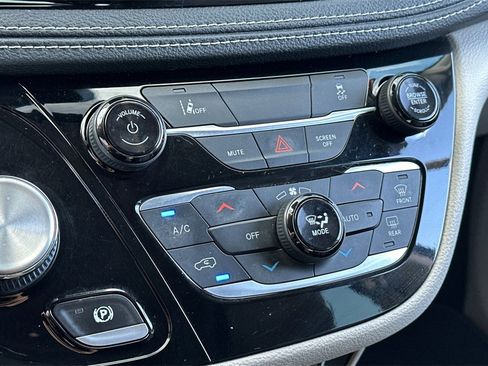 Used 2022 Chrysler Pacifica Touring-L image 18