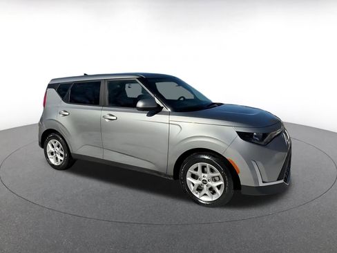 Used 2025 Kia Soul LX w/ LX Technology Package image 2