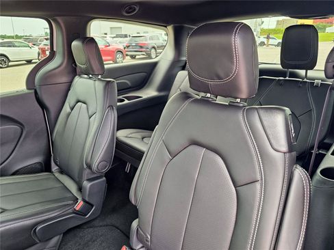 New 2027 Chrysler Pacifica Select FWD image 31