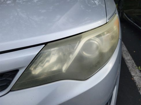 Used 2014 Toyota Camry L image 9