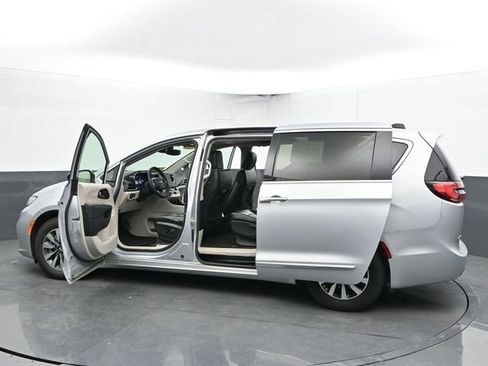 Used 2023 Chrysler Pacifica Limited image 59