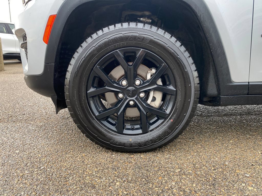 Used 2024 Jeep Grand Cherokee Altitude AWD/4WD image 27