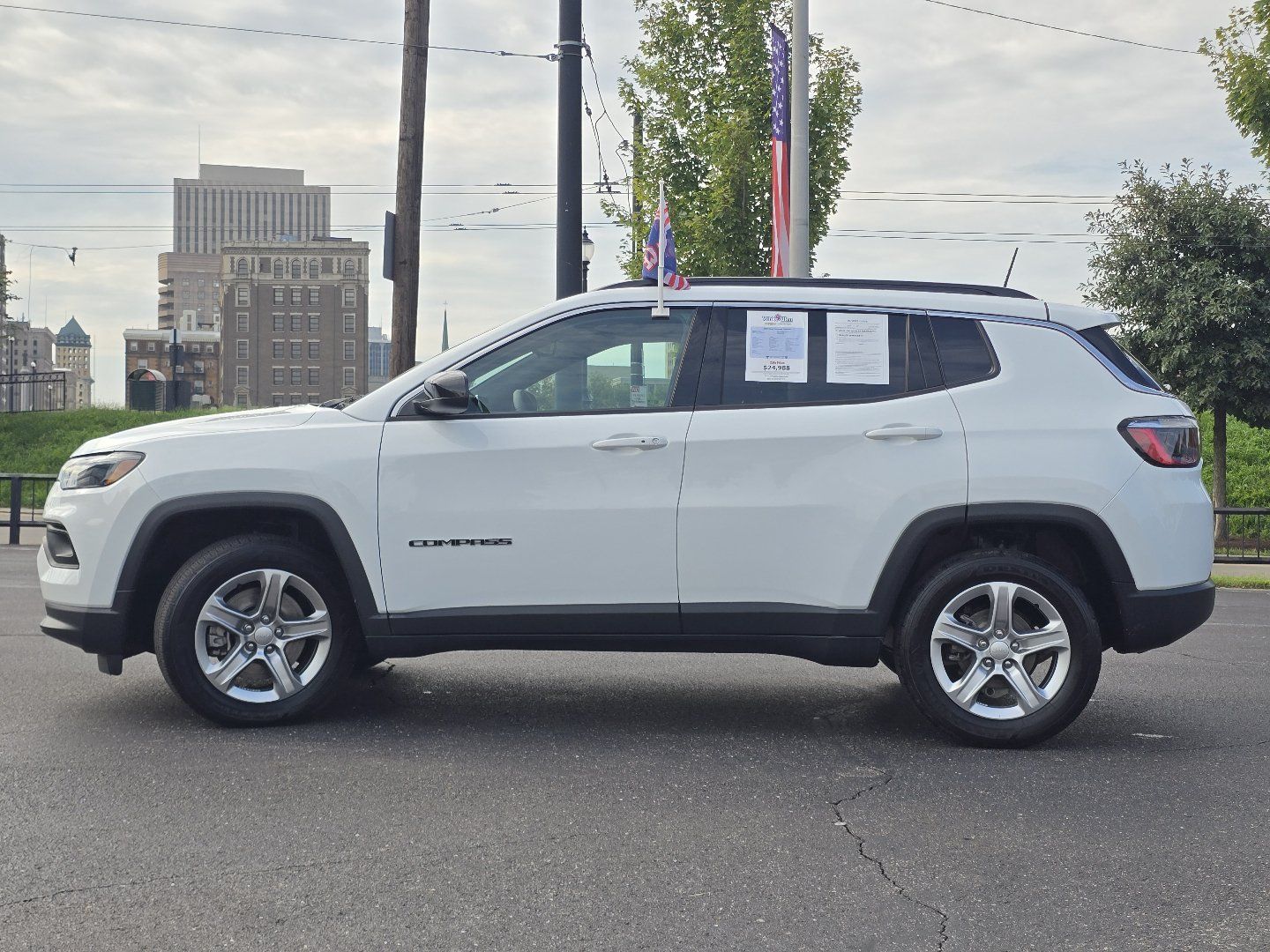Used 2023 Jeep Compass Latitude AWD/4WD image 17