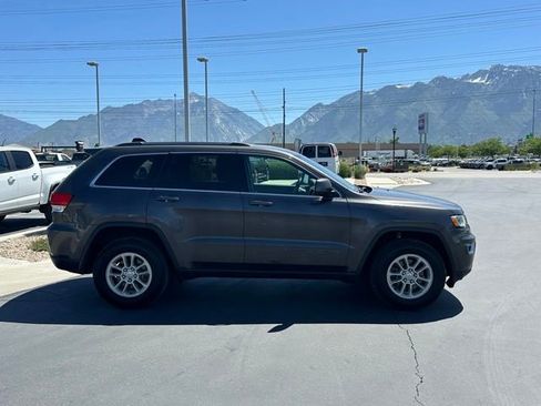Used 2019 Jeep Grand Cherokee Laredo AWD/4WD image 8