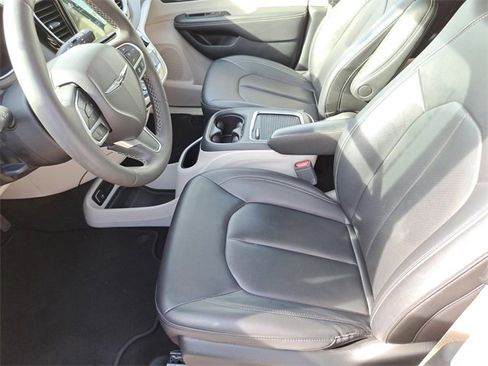 Used 2024 Chrysler Pacifica Touring-L image 21