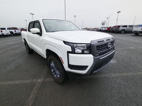 Used 2025 Nissan Frontier SV AWD/4WD image 2