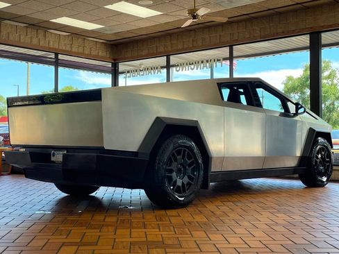 Used 2024 Tesla Cybertruck AWD Crew Cab image 12