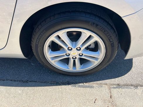 Used 2018 Chevrolet Cruze LT FWD image 13