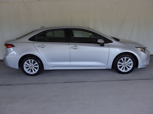 Used 2024 Toyota Corolla LE w/ LE Convenience Package FWD image 4