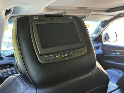 Used 2019 Cadillac Escalade ESV Luxury AWD/4WD image 23