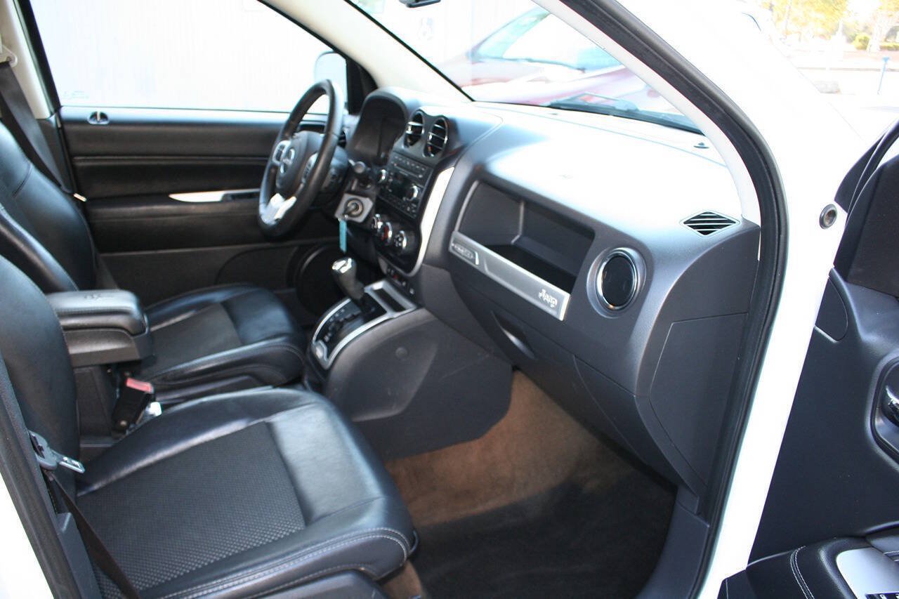 Used 2016 Jeep Compass Latitude AWD/4WD image 13